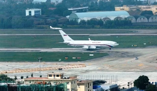 Sáng 10-11, chuyên cơ chở Tổng thống Nga Vladimir Putin đến sân bay Đà Nẵng, mở đầu cho những hoạt động của ông tại Tuần lễ cấp cao APEC.