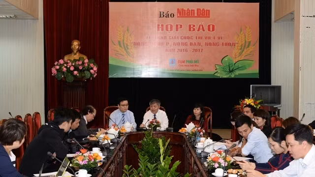Toàn cảnh buổi họp báo Lễ trao giải cuộc thi viết về “Nông nghiệp, nông dân, nông thôn” năm 2016-2017.