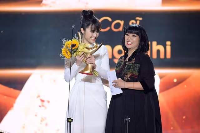 Ca sĩ Ðông Nhi (bên trái) nhận giải ca sĩ của năm.