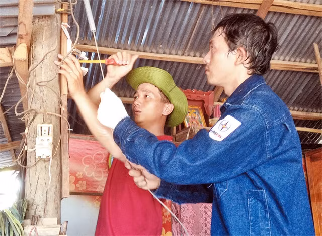 Thanh niên tình nguyện sửa chữa điện cho người dân xã Bình Hòa Tây, huyện Mộc Hóa (Long An).