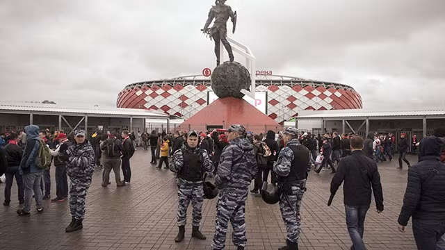 Lực lượng an ninh Nga giám sát khu vực fan zone tại Thủ đô Moscow. Ảnh: WORLD NEWS