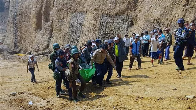 Ðội cứu hộ đưa người bị nạn trong vụ sập hầm mỏ tại bang Ca-chin, miền bắc Mi-an-ma ra khỏi hầm. Ảnh RISINGBD