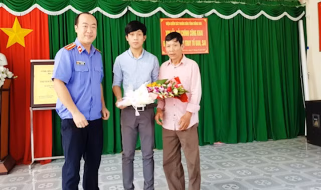 Ông Nguyễn Trần (ngoài cùng bên phải) tại buổi xin lỗi.