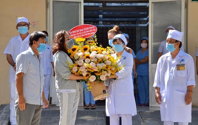 Các bệnh nhân được công bố khỏi bệnh tặng hoa cảm ơn tập thể các bác sĩ Khoa Truyền nhiễm, tại Bệnh viện Đa khoa tỉnh Bình Thuận.