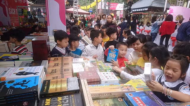 Nhiều em nhỏ hào hứng tham gia Ngày hội sách đầu xuân.