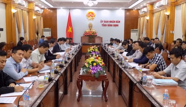 Quang cảnh buổi họp bàn giải quyết đền bù, hỗ trợ thiệt hại cho các tàu cá vỏ thép đóng mới theo Nghị định 67 bị hư hỏng nằm bờ phải sửa chữa.