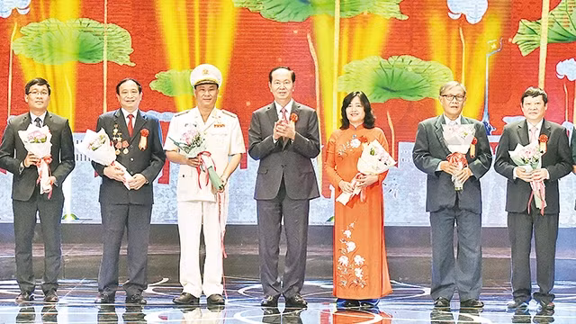  Chủ tịch nước Trần Đại Quang tặng hoa, tuyên dương các gương điển hình tại Lễ kỷ niệm 70 năm Ngày Chủ tịch Hồ Chí Minh ra Lời kêu gọi thi đua ái quốc. Ảnh: Đăng Khoa