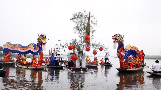 Lễ rước nước trong lễ hội Hoa Lư.