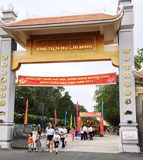 Người dân vùng quê Cà Mau vui chơi tại Khu tưởng niệm Chủ tịch Hồ Chí Minh.