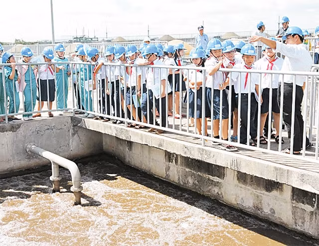 Học sinh tiểu học tham quan quy trình xử lý nước thải sinh hoạt tại Nhà máy nước Bình Hưng.