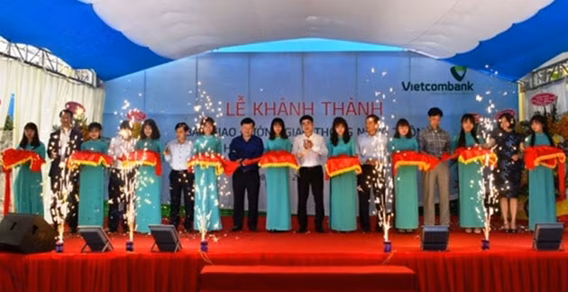 Cắt băng khánh thành đường nông thôn mới trị giá 3 tỷ đồng do Vietcombank tài trợ.