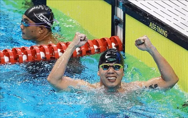 Vận động viên người khuyết tật Võ Thanh Tùng giành Huy chương vàng môn bơi tại Asian Para Games 2018.