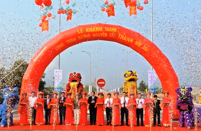 Cắt băng khánh thành đường Nguyễn Tất Thành nối dài.