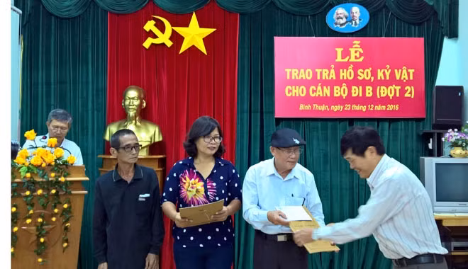 Đại diện Sở Nội vụ tỉnh Bình Thuận trao hồ sơ, kỷ vật cho cán bộ đi B và thân nhân cán bộ đi B.