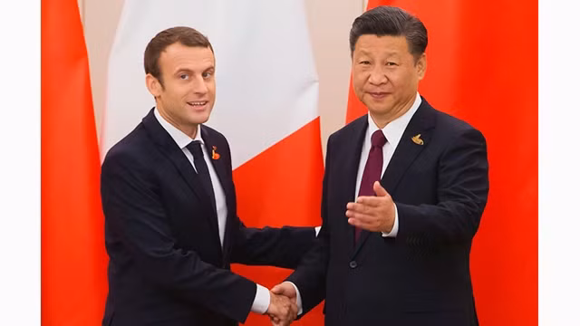 Chủ tịch Trung Quốc Tập Cận Bình (phải) gặp gỡ Tổng thống Pháp E.Macron tại Bắc Kinh. Ảnh: BLOOMBERG