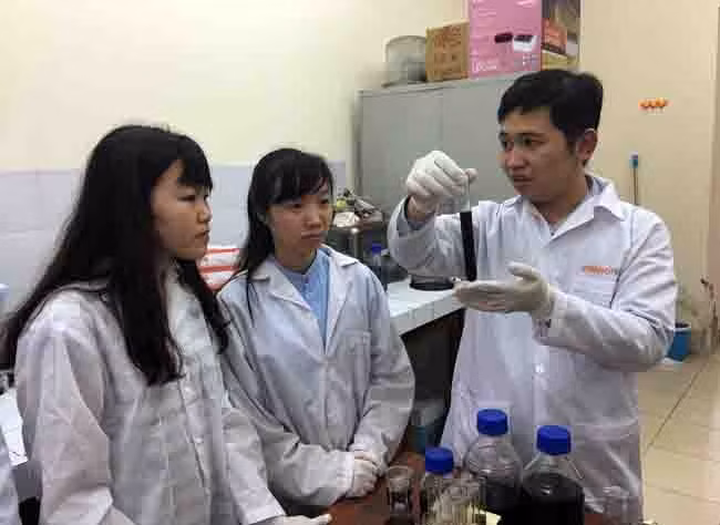 TS Bùi Hùng Thắng (người ngoài cùng bên phải) hướng dẫn học sinh thực nghiệm. Ảnh: VŨ NGỌC 