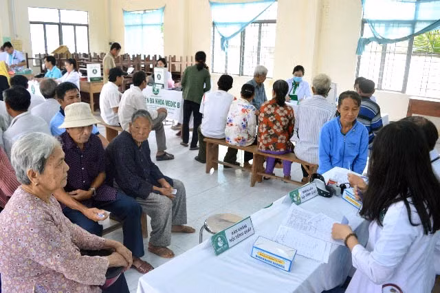 Khám bệnh, phát thuốc miễn phí cho người có công, gia đình chính sách có hoàn cảnh khó khăn ở Bến Tre.