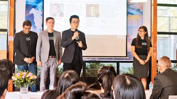Các giảng viên Trường ÐH Ivey (Ca-na-đa) chia sẻ kinh nghiệm về khởi nghiệp với các bạn trẻ TP Hồ Chí Minh.