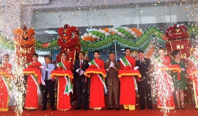 Lãnh đạo tỉnh Bến Tre và nhà đầu tư cắt băng khánh thành VN – ITECC.