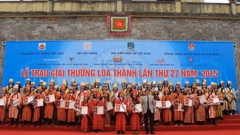 Thứ trưởng Xây dựng Nguyễn Đình Toàn trao Giải thưởng Loa Thành cho các đồ án xuất sắc.