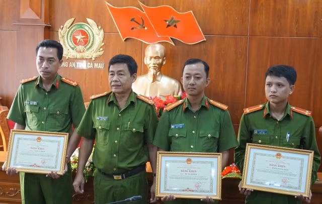 Đại tá Trương Ngọc Danh trao Bằng khen của Chủ tịch UBND tỉnh Cà Mau cho cán bộ, chiến sĩ Công an tỉnh.