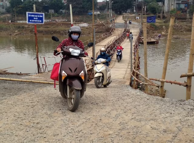 Cầu phao tạm bợ được lắp ghép sơ sài khiến người dân xã Cần Kiệm (Thạch Thất, Hà Nội) lo lắng. Ảnh: MINH PHÚC