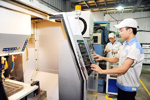 Công nhân làm việc tại Công ty TNHH Cơ khí và Tự động hóa công nghiệp (Khu công nghiệp Lai Xá, Hà Nội). Ảnh: TRẦN HẢI