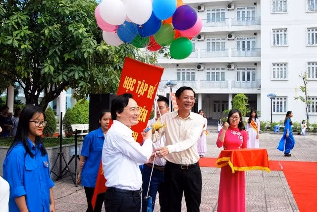 Bộ trưởng Phùng Xuân Nhạ và lãnh đạo tỉnh Quảng Ninh khai mạc Tuần lễ học tập suốt đời năm 2017.