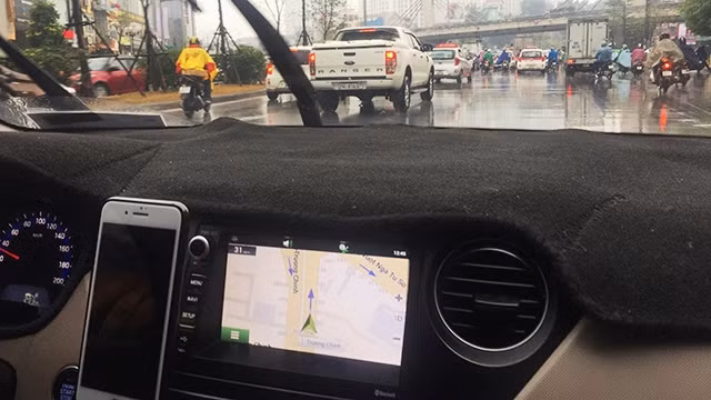 Cần ban hành các quyết sách quản lý với Uber, Grab tạo thị trường cạnh tranh công bằng. Ảnh: NG. HẢI