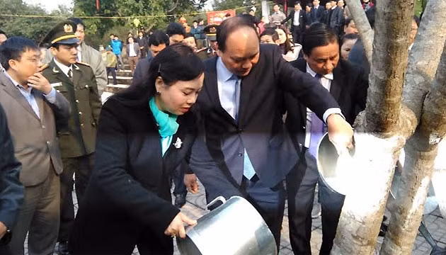 Phó Thủ tướng Nguyễn Xuân Phúc cùng các đại biểu trồng cây lưu niệm tại phần mộ và nhà thờ đại danh y Lê Hữu Trác.