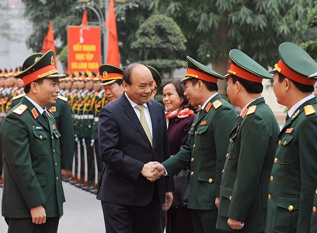 Thủ tướng Nguyễn Xuân Phúc với lãnh đạo Bộ Tư lệnh Thủ đô Hà Nội. Ảnh: TRẦN HẢI