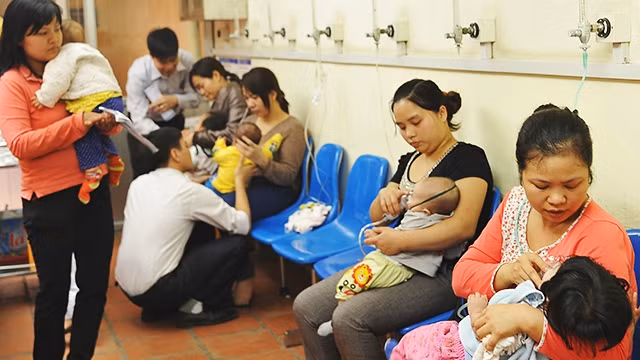Báo động gia tăng trẻ viêm phổi do virus RSV