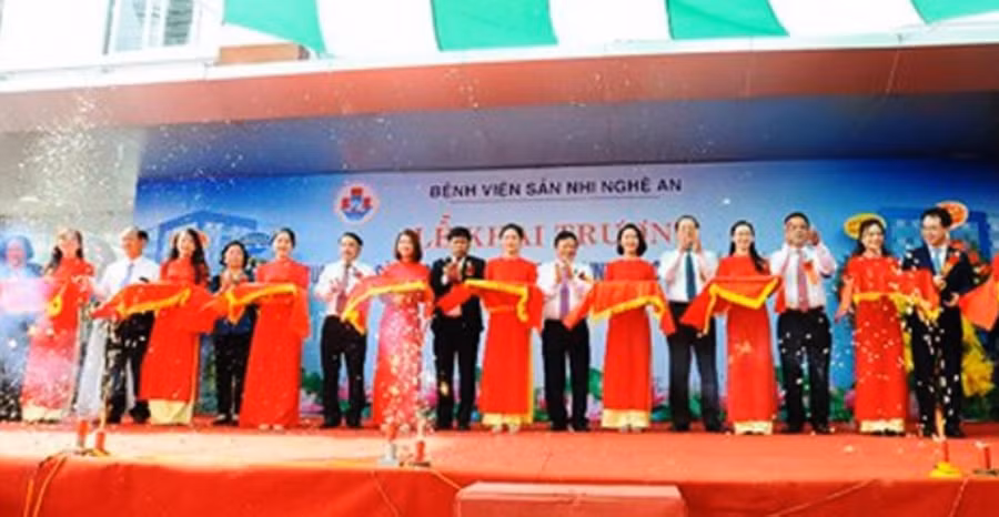 Các đại biểu cắt băng khai trương Trung tâm Sàng lọc chẩn đoán trước sinh và sơ sinh Bắc miền trung