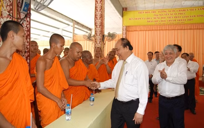 Thủ tướng Nguyễn Xuân Phúc tại Học viện Phật giáo Nam tông Khmer ngày 7-4-2019. Ảnh: VGP.