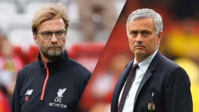 Cuộc so tài giữa hai HLV J. Klopp (trái) và J. Mourinho hứa hẹn sẽ rất hấp dẫn.
