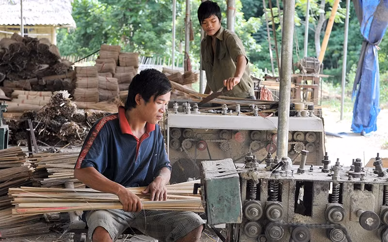 Người dân xã Tam Lư, huyện Quan Sơn (Thanh Hóa) tận dụng cây vầu ở địa phương để sản xuất tăm hương và các sản phẩm mây tre đan, mang lại thu nhập ổn định. Ảnh: NGUYỄN ÐĂNG