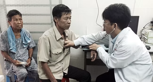 Người dân khám bệnh tại Trạm y tế phường Bình Chiểu, quận Thủ Đức (TP Hồ Chí Minh).