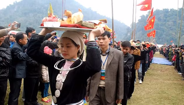 Người dân địa phương dâng lễ vật cúng thần linh tại lễ hội Lồng Tồng hồ Ba Bể.
