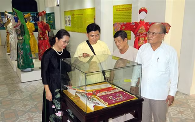 Khách tham quan phòng trưng bày chuyên đề "Tín ngưỡng thờ Mẫu ở Huế". Ảnh: THÙY AN
