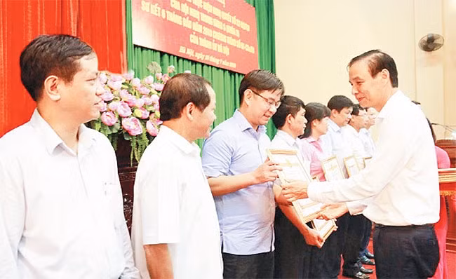 Ban Thường vụ Thành ủy Hà Nội khen thưởng tập thể có thành tích xuất sắc trong thực hiện Nghị quyết số 22-NQ/TW. Ảnh: TRUNG ANH