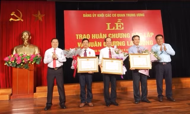 Ba đồng chí Ủy viên Ban Thường vụ, nguyên Ủy viên Ban Thường vụ Đảng ủy Khối được trao tặng Huân chương Lao động.