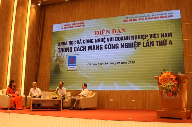 Các diễn giả tại Diễn đàn về doanh nghiệp Việt Nam trong cuộc cách mạng 4.0.