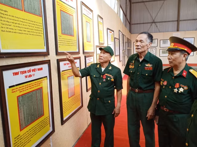Các cựu chiến binh huyện Bạch Thông xem thư tịch cổ trưng bày tại triển lãm.