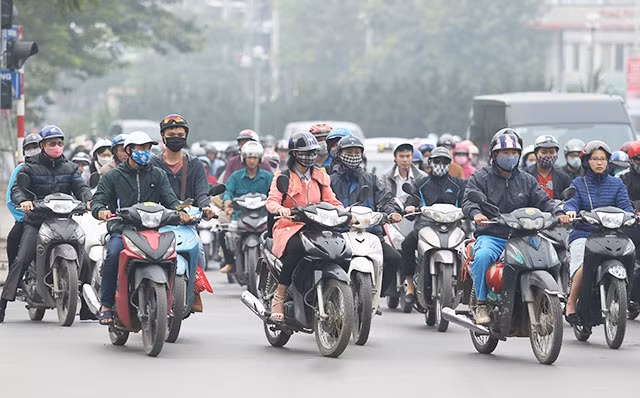 Xe máy ken đặc trên tuyến đường Lê Văn Lương (Hà Nội). Ảnh: ĐĂNG ANH