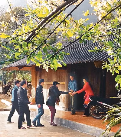 Mùa xuân, lượng du khách đến tham quan bản Sin Suối Hồ lại đông hơn.