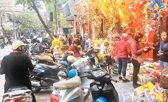 Vỉa hè, lòng đường bị lấn chiếm trở lại trên nhiều tuyến phố. Ảnh: ÐĂNG ANH