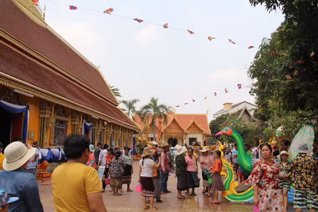  Lào tưng bừng đón năm mới Phật lịch 2561