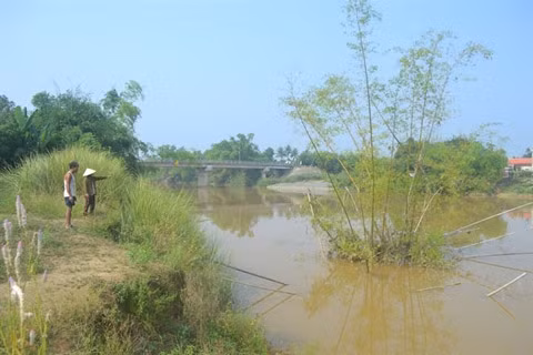 Sạt lở bờ sông Yên, lấn vào phía khu dân cư tại thôn Bắc An, xã Hòa Tiến, huyện Hòa Vang (Đà Nẵng).