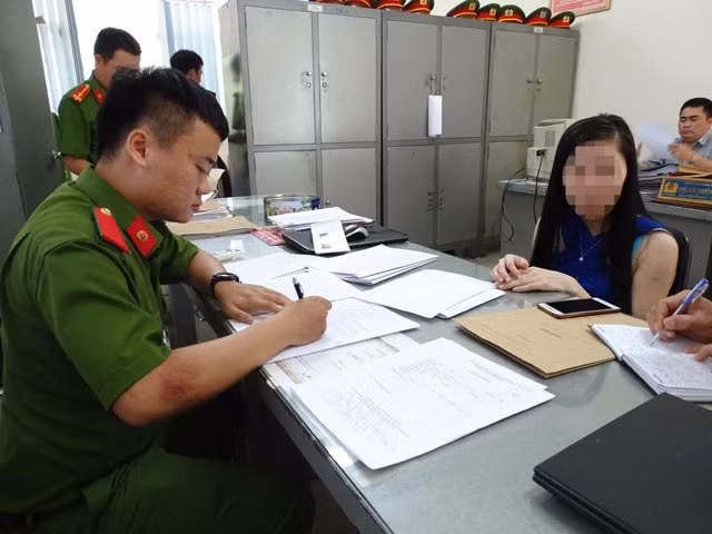Chị L kể lại quá trình bị lừa bán sang Trung Quốc với cơ quan điều tra.