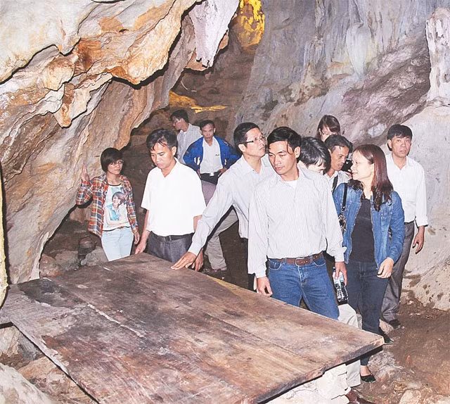 Khách du lịch tham quan hang Cốc Bó, Khu di tích Quốc gia đặc biệt Pác Bó (Hà Quảng, Cao Bằng). Ảnh: MINH HÒA